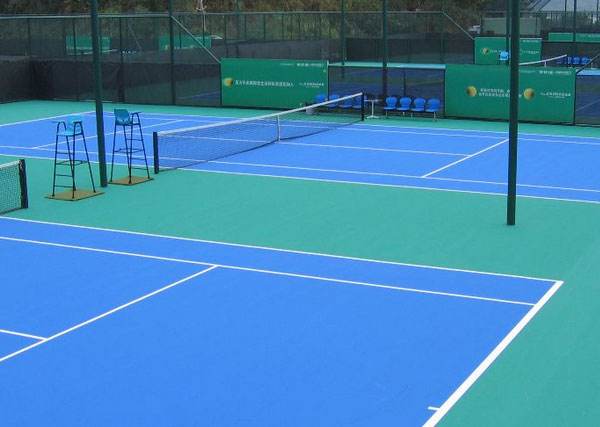 玉環市硅pu球場材料，這種材料不僅十分經濟，而且還很環保，不僅受到管理方的喜歡，也受到了廣大運動愛好者的好評。那在日常管理過程中應該如何保養和維護硅pu球場呢？